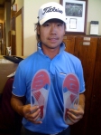 Kevin Na Holding ALINE Insoles